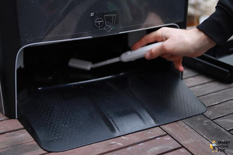 Die Reinigungsbürste des Ecovacs Deebot X12 OMNI wird dazu verwendet, um den Schmutzwassertank zu reinigen